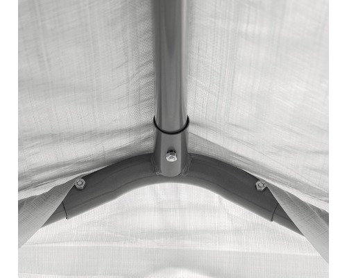 Detail kovového rámu stanu s plachtou