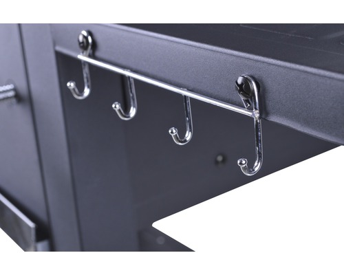 Detailní pohled na grilovací stanici s lištou s háčky pro uložení grilovacího příslušenství