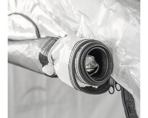 Detailní záběr srolovaných dveří pěstebního boxu se zipem