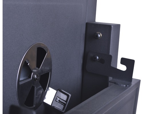 Detailní pohled na kamna s regulátorem vzduchu a držákem