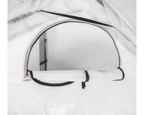 Detailní pohled na skleník se zipovým oknem