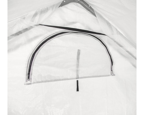 Detailní pohled na skleník s oknem na zip