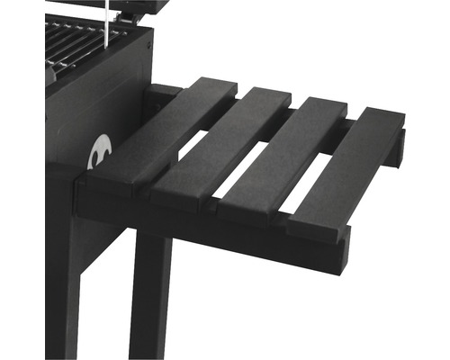 Detailní pohled na gril na dřevěné uhlí s boční policí