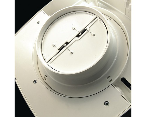 Detailní záběr ventilačního zařízení s klapkou