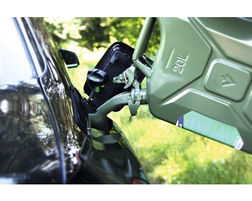 Do auta se nalévá 20litrový kanystr s palivem.