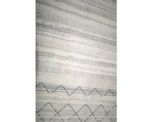 Koberec s pruhovaným vzorem a cikcak designem