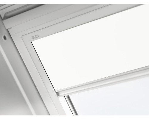 Logo Velux na roletě střešního okna