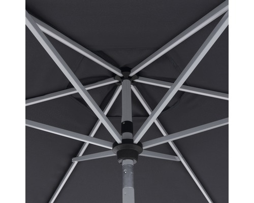 Detailní pohled na rám slunečníku zespodu