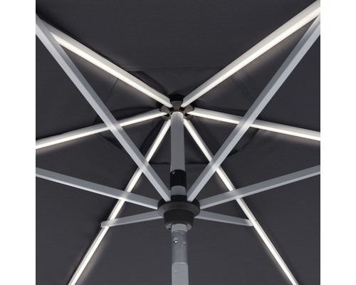 Pohled zespodu na slunečník se světlým rámem