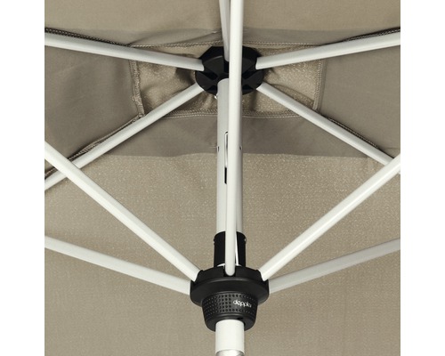 Detailní pohled na slunečník s rámem a stříškou