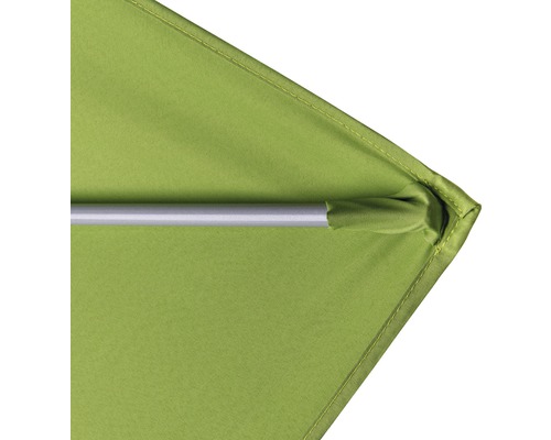 Detailní záběr slunečníku s kovovou tyčí