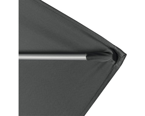 Detailní pohled na slunečník s látkovým potahem a kovovou vzpěrou