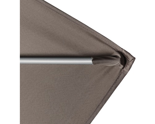 Detailní pohled na slunečník s rámem