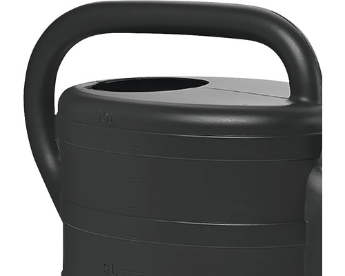 Detailní pohled na černou plastovou konev o objemu 10 litrů
