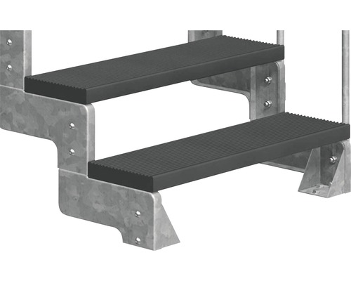 Dvouúrovňové schodiště s rýhovanými stupni.