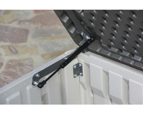 Detail otevřené zahradní bedny s plynovou pružinou