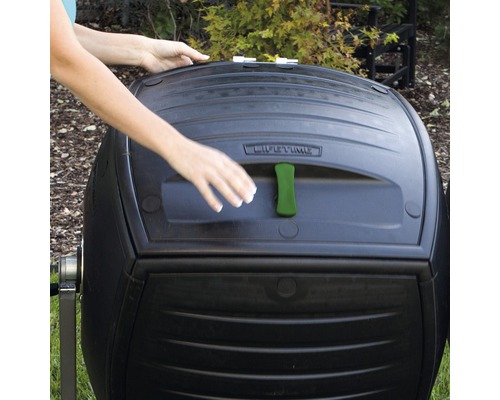 Detailní záběr kompostéru s osobou otevírající nádobu