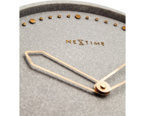 Detail nástěnných hodin Nextime s betonovým vzhledem a zlatými ručičkami
