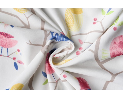 Detail dekorativní látky se vzorem ptáků