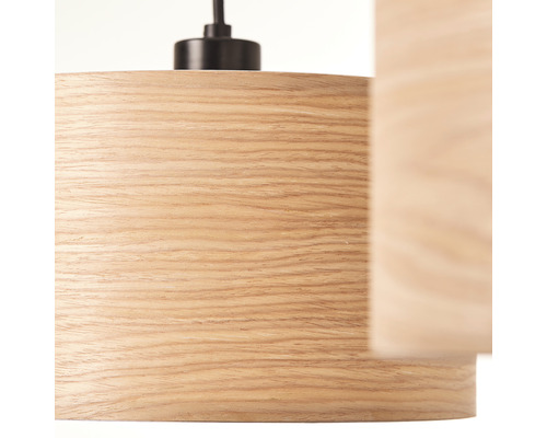 Detailní pohled na dřevěné závěsné svítidlo