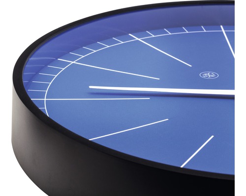Nástěnné hodiny s modrým ciferníkem a černým rámem