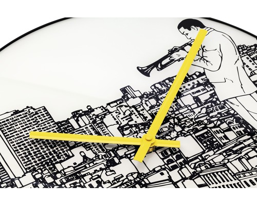 Nástěnné hodiny s ilustrací města a trumpetisty