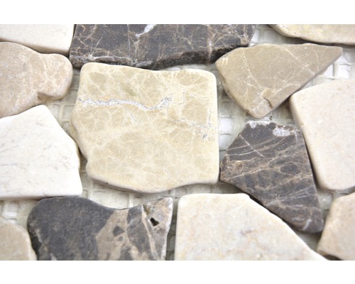 Detailní záběr mozaikových dlaždic z přírodního kamene