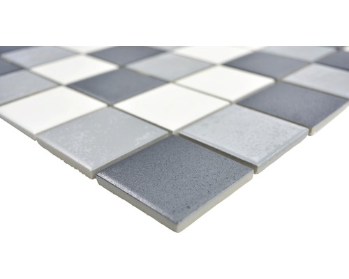 Mozaiková dlaždice s čtvercovými, matnými kameny