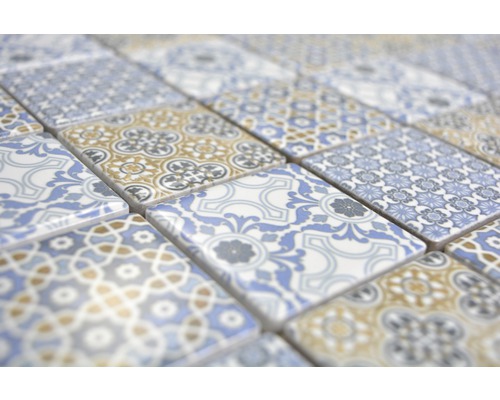 Detail čtvercových mozaikových dlaždic se vzory