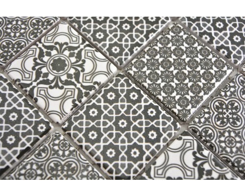 Mozaikové dlaždice s různými ornamenty