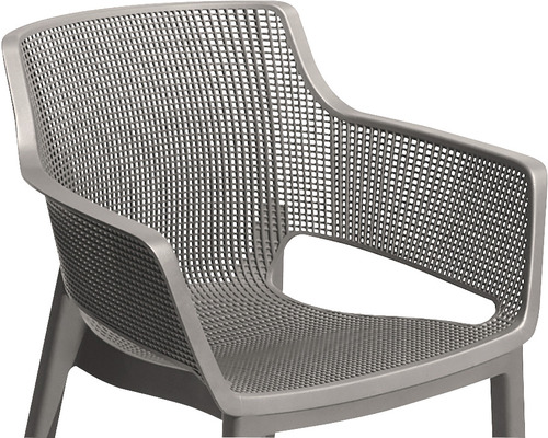 Detailní pohled na šedou plastovou zahradní židli s područkami