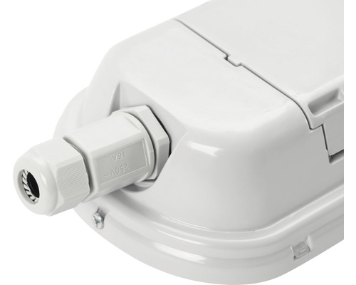 Detailní pohled na bílé vlhkotěsné svítidlo s kabelovou vývodkou