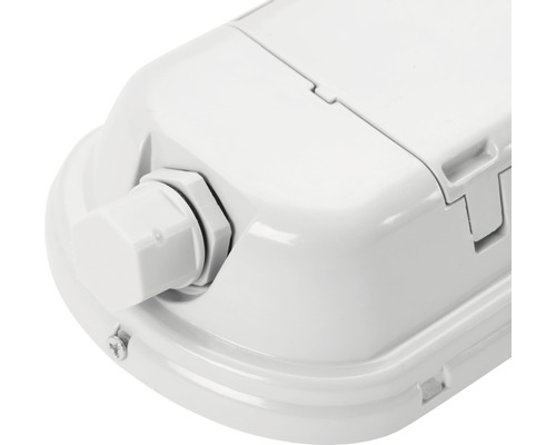 Detailní záběr bílého vlhkotěsného svítidla s kabelovou vývodkou