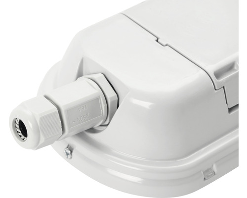 Detailní záběr bílého svítidla do vlhkého prostředí s kabelovou průchodkou