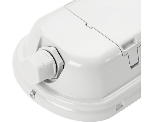 Detailní záběr bílého svítidla do vlhkého prostředí s kabelovou vývodkou