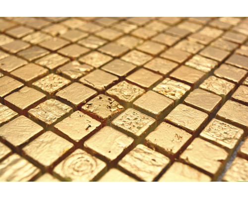 Detailní záběr čtvercových zlatých mozaikových dlaždic