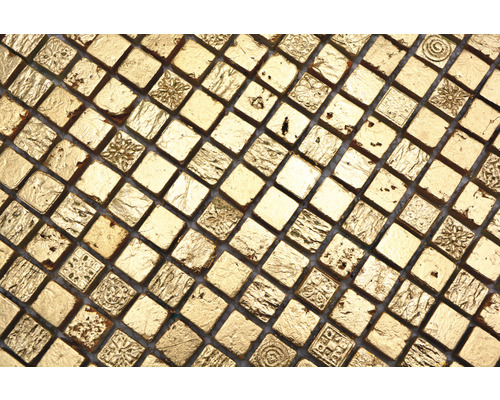 Čtvercové zlaté mozaikové dlaždice s různými vzory