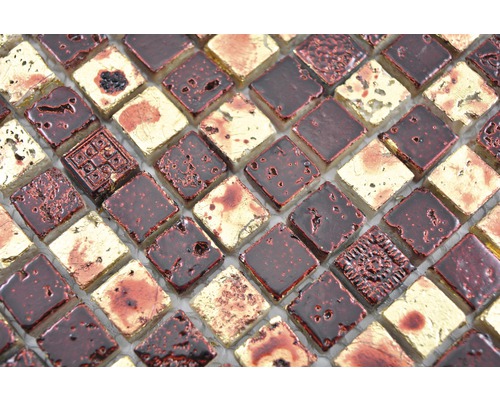 Mozaikové dlaždice ze skla a kovu