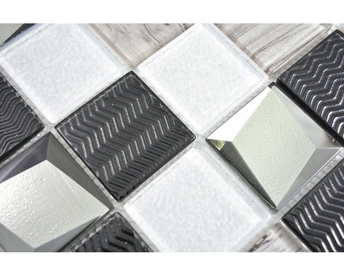 Detail skleněných mozaikových dlaždic s různými vzory