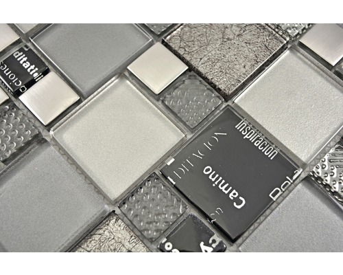 Detail stříbrných mozaikových dlaždic