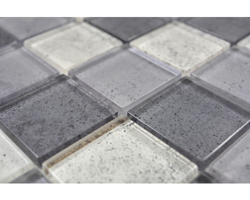 Detailní záběr mozaikových dlaždic ze skla a kamene