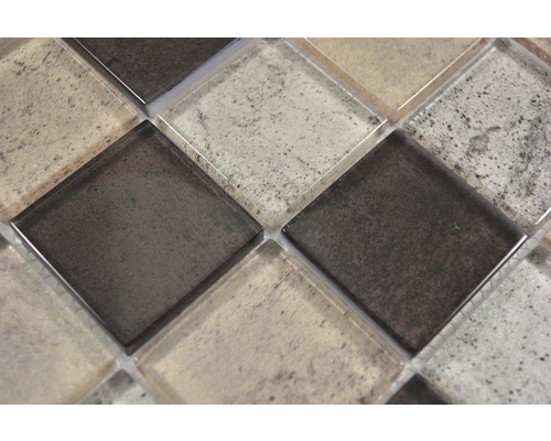 Detailní záběr mozaikových dlaždic ze skla