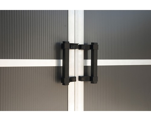 Detail posuvných dveří s madly pro zahradní domek