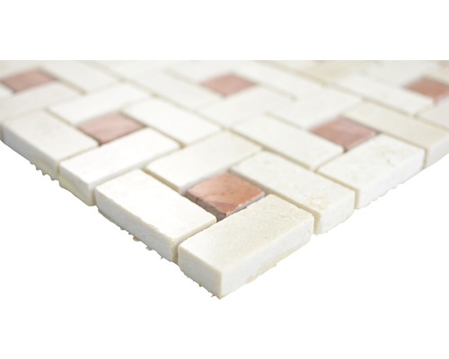 Mozaikové dlaždice s obdélníkovými a čtvercovými kameny ve vzoru rybí kosti