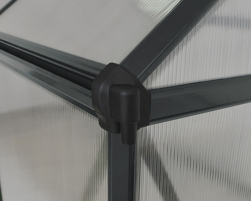 Detailní pohled na skleník s polykarbonátovými deskami a šedými rámovými profily.