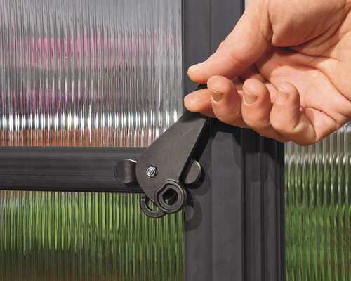 Ruka ovládá západku skleníku