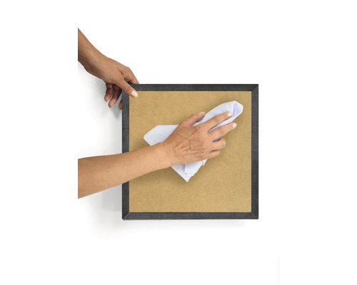 Čištění obrazového rámu hadříkem