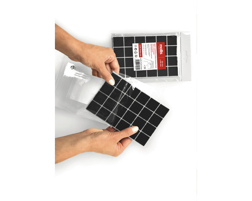 Osoba otevírá balení podložek pod nábytek