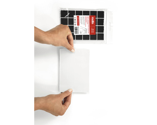 Samolepicí nábytkové kluzáky v aplikaci s ochrannou fólií a obalem