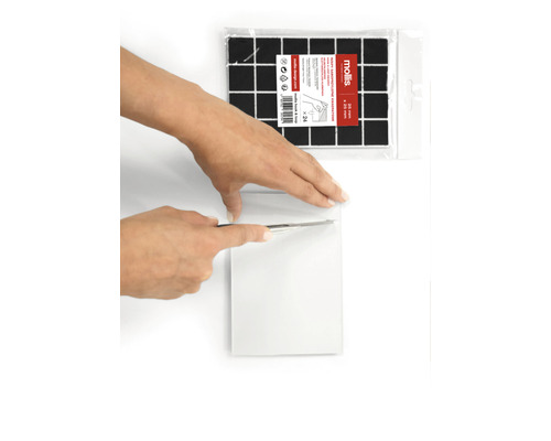 Scéna se samolepicími tlumicími deskami, které se nožem ořezávají na míru.